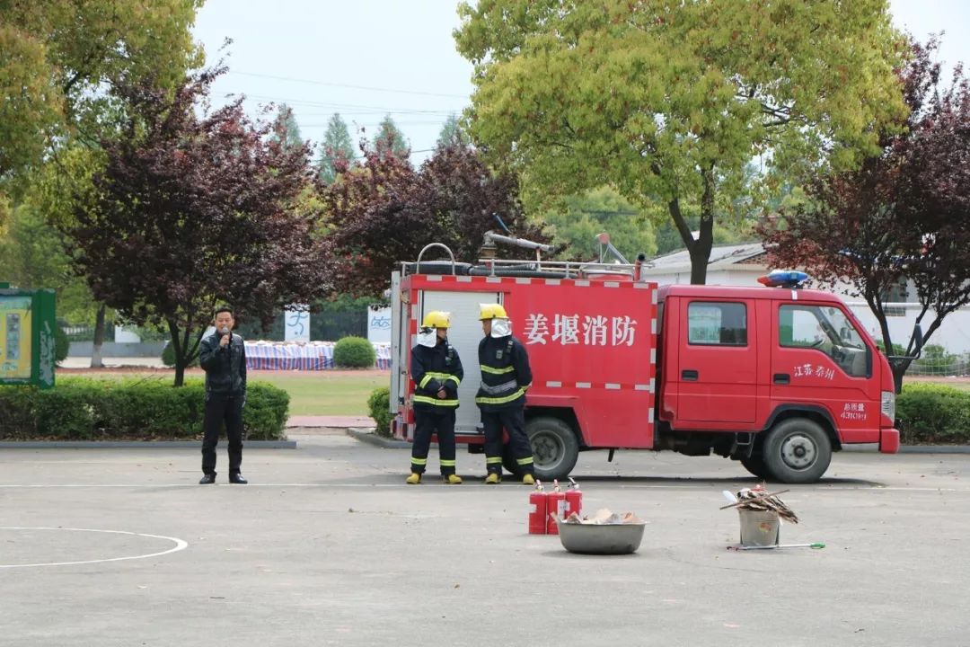 活動由該校高來林副校長主持,特邀請溱潼消防中隊劉警官團隊來校講學.