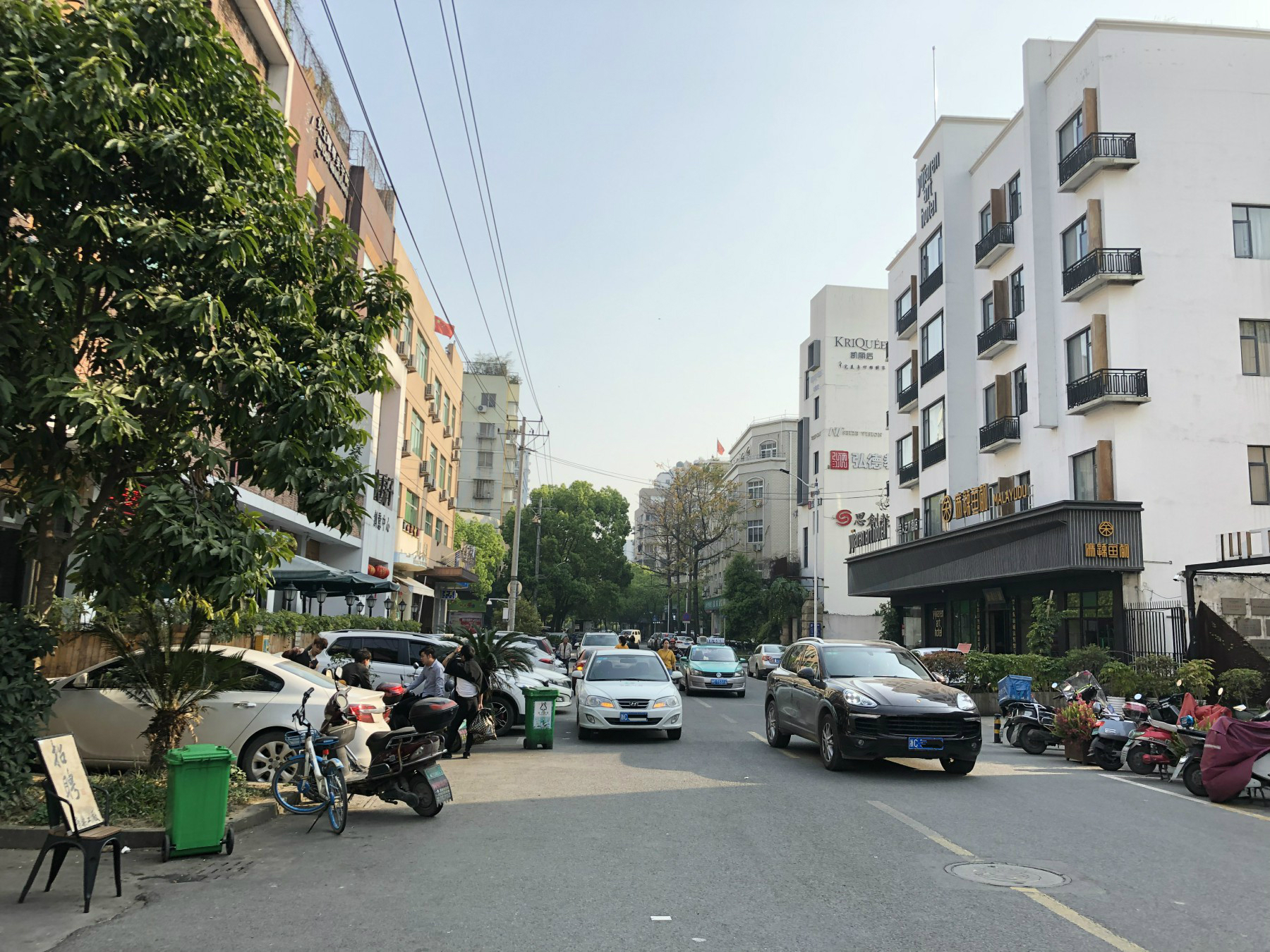 这条温州新城普通的街道,高楼林立,生活气息浓郁