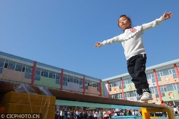 4月18日,在山西省运城市新绛县县幼儿园,参加比赛的小朋友在过独