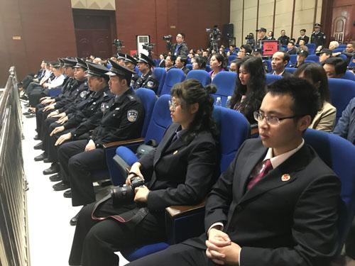 被告人周霖在广东省珠海市混迹社会,身边逐渐聚集了被告人廖远君,肖