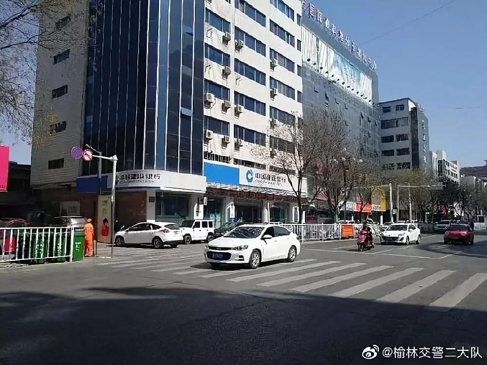 高峰期车流增加,车辆变道,公交车停靠易引发道路交通事故!