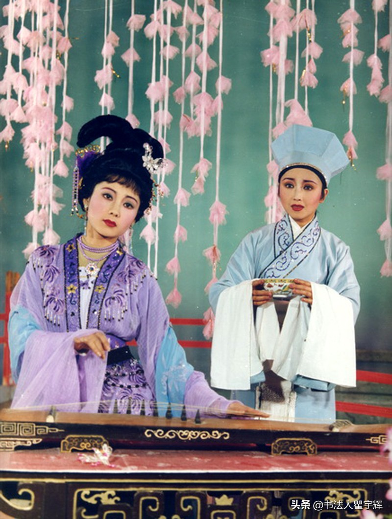 1 12 何赛飞,1963年出生于浙江岱山,毕业于浙江艺术学校戏曲表演专业