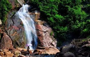 地址:清遠市連州市龍坪鎮大東山瀑布皇后山瀑布位於連山天然高山上的