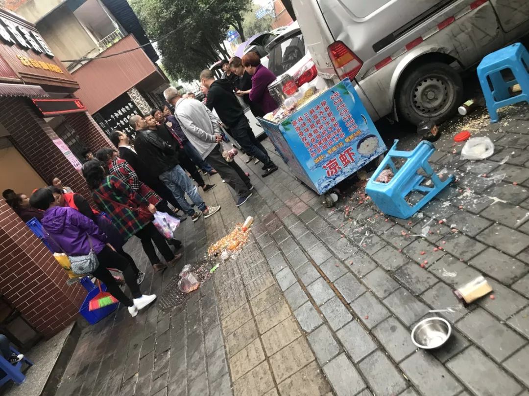 爆料丨高水中街两冰粉摊主因地盘问题大打出手,女摊主被打倒在地