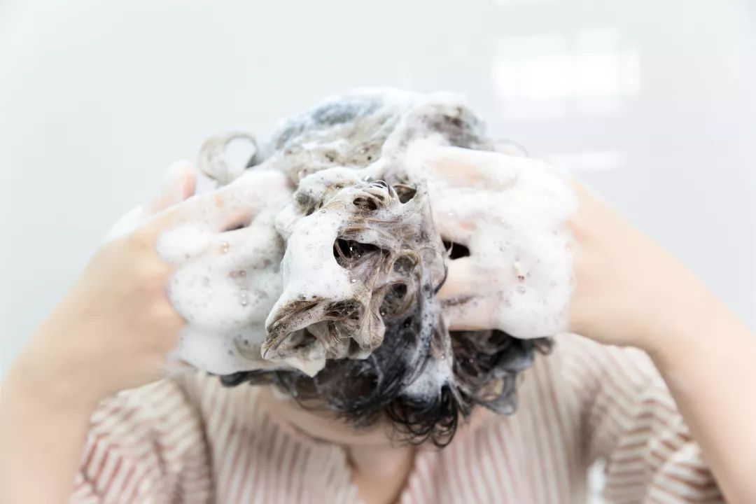 很多人洗头发的时候都喜欢把洗发水倒出来直接在头发上打泡沫,这样的