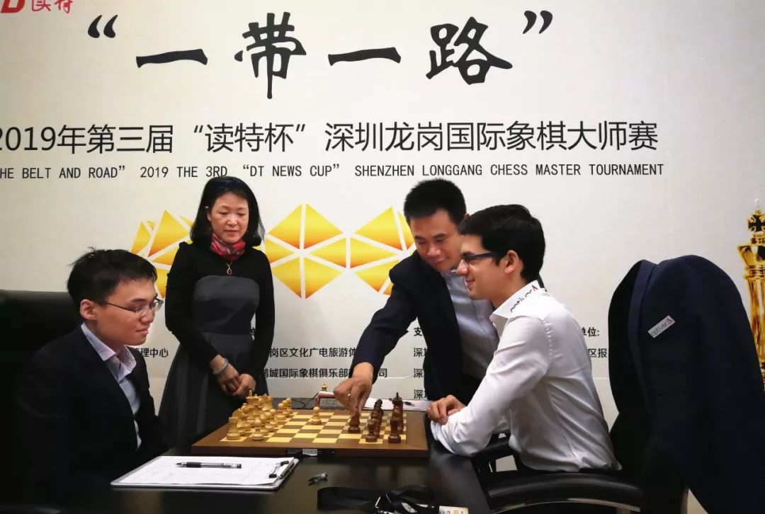 深圳棋院院长刘适兰和深圳鹏城国际象棋俱乐部有限公司董事长曹阳为