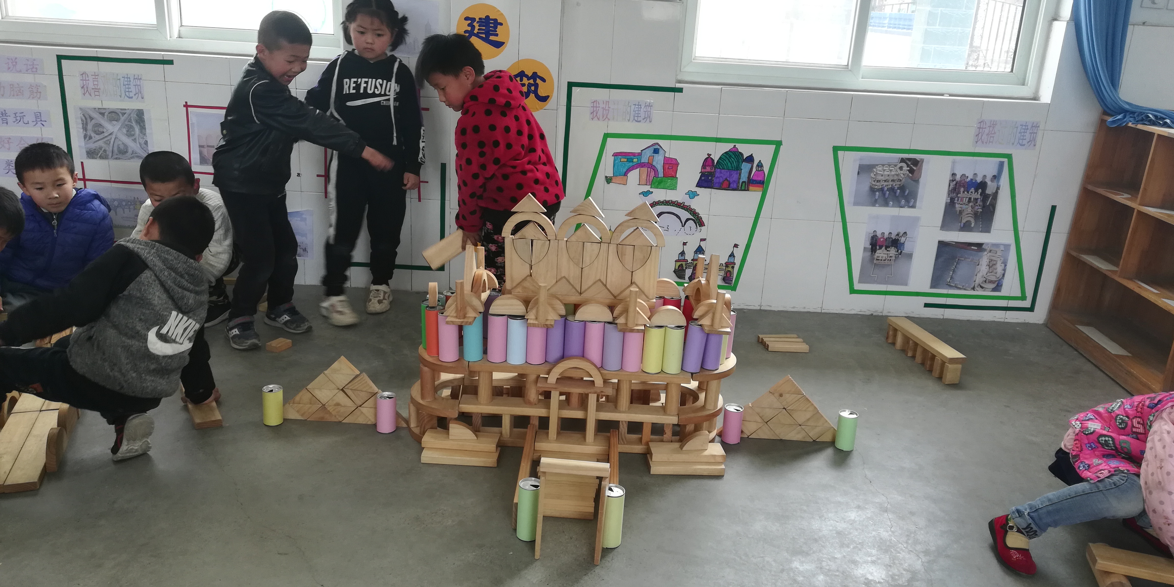 孩子們在建構區利用各種建構材料,發展想象思維,團結協作,不僅鍛鍊了