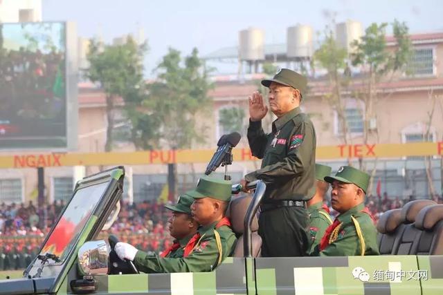 缅甸佤邦和平庆典阅兵式开始啦武器装备很威武