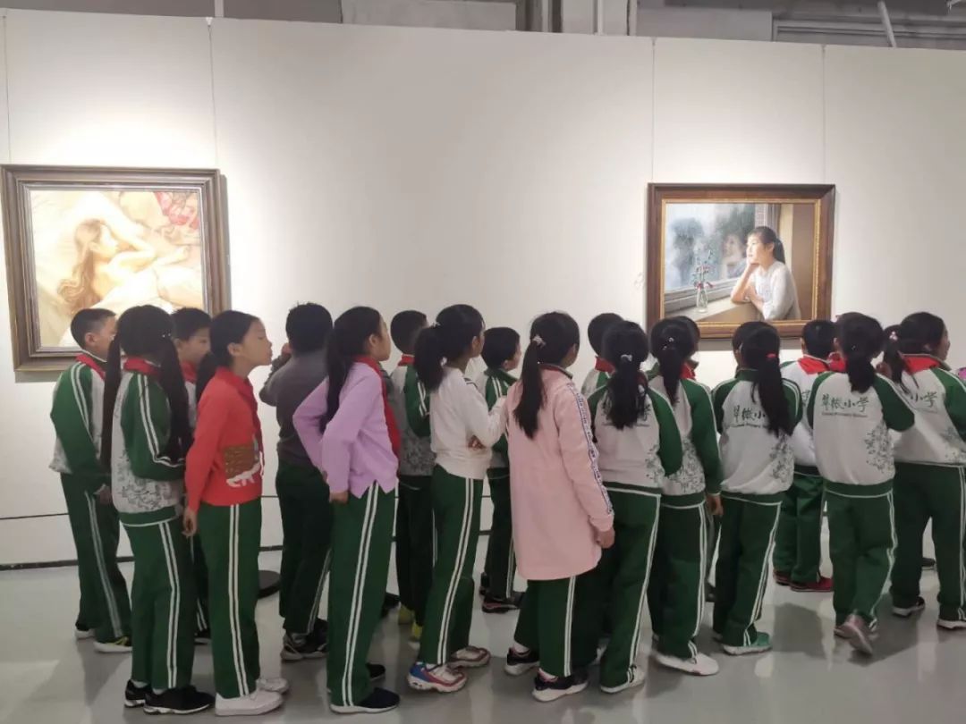 翠微小學組織部分學生到海淀美術館北館參觀畫展