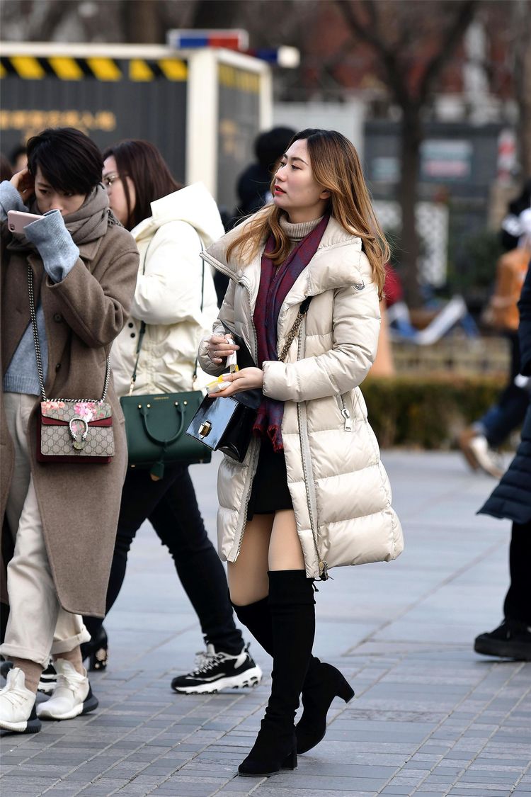 街拍:美女搭配长款羽绒服,围巾搭在身上,深色系的装饰非常漂亮