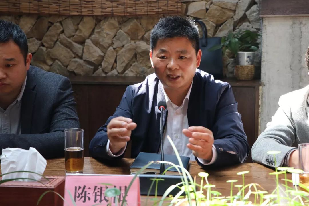 缙云县副县长陈银根作介绍大洋镇党委书记李志强作汇报在听取汇报后