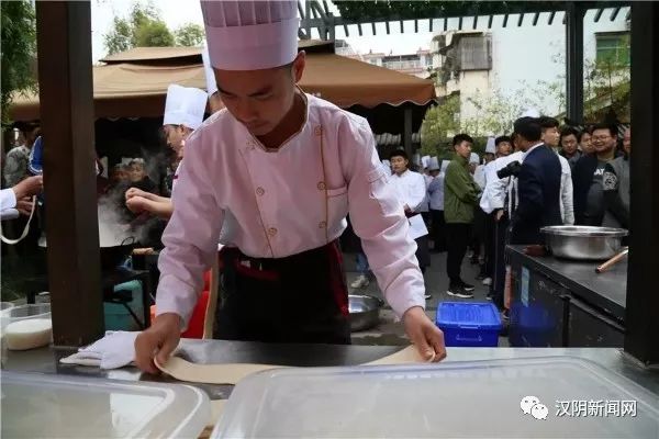 澗池燴麵片大胃王比賽吸引了眾多