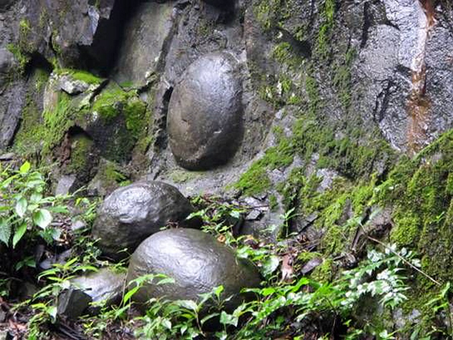 贵州黔南州三都水族自治县姑鲁寨姑鲁产蛋崖这里的石头会生蛋