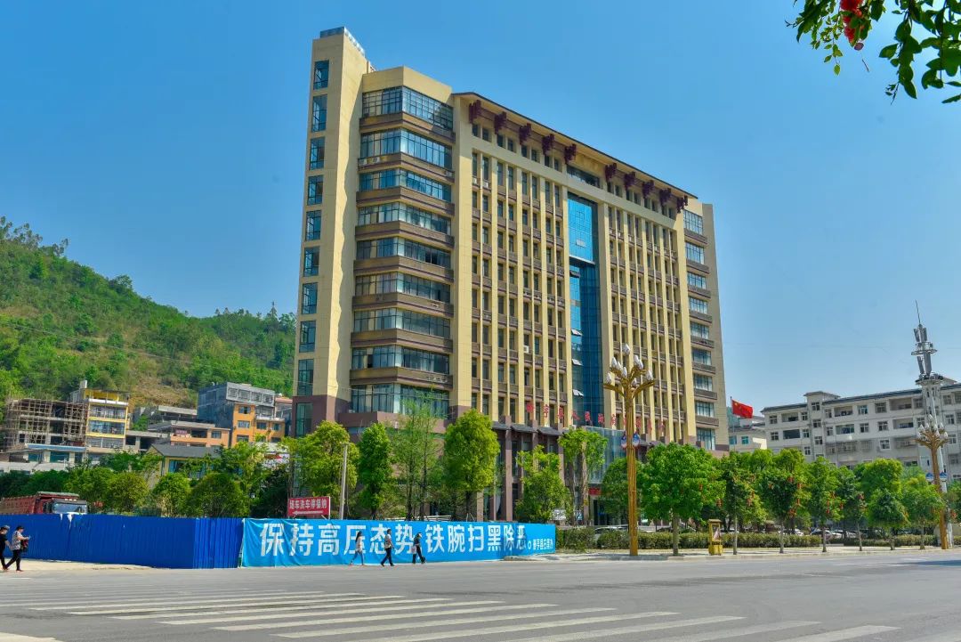 前进路,东风路,环城路,纳福大道和各十字路口,以及县政府办公楼,学校