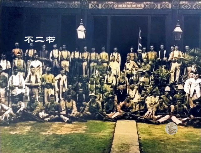 八国联军侵华时期的真实上色老照片,被俘虏的清军悲伤望着镜头