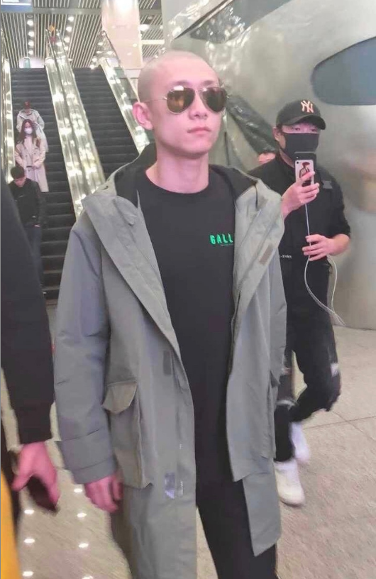 张一山为新剧韦小宝剃光头,请求p上头发,网友们是魔鬼么?_刘星