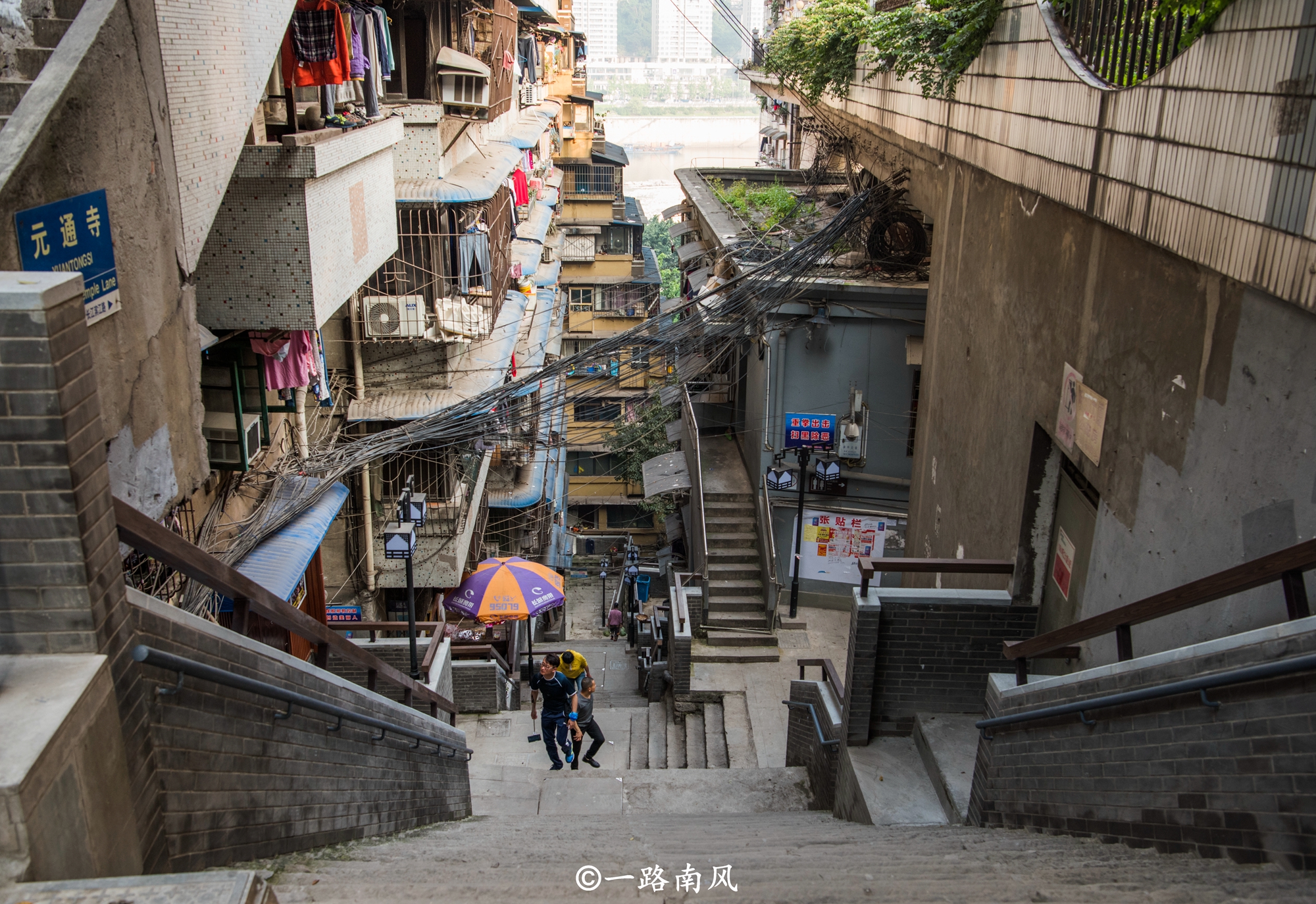 看到登天一样的阶梯,终于明白在重庆为什么看不到单车了!