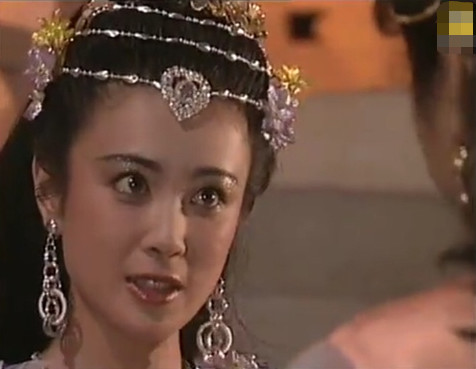 比如说在《封神榜》中饰演苏妲己的傅艺伟,当年在剧中一出场简直是惊