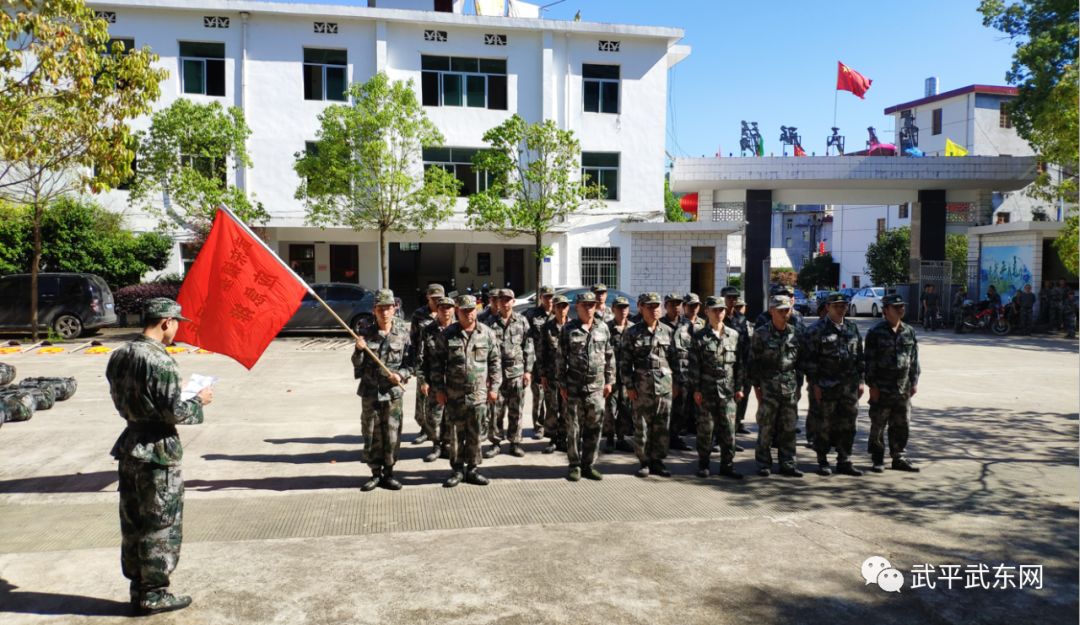 (組織全體民兵宣誓)大會在雄壯的《中國人民解放軍軍歌》中拉開序幕