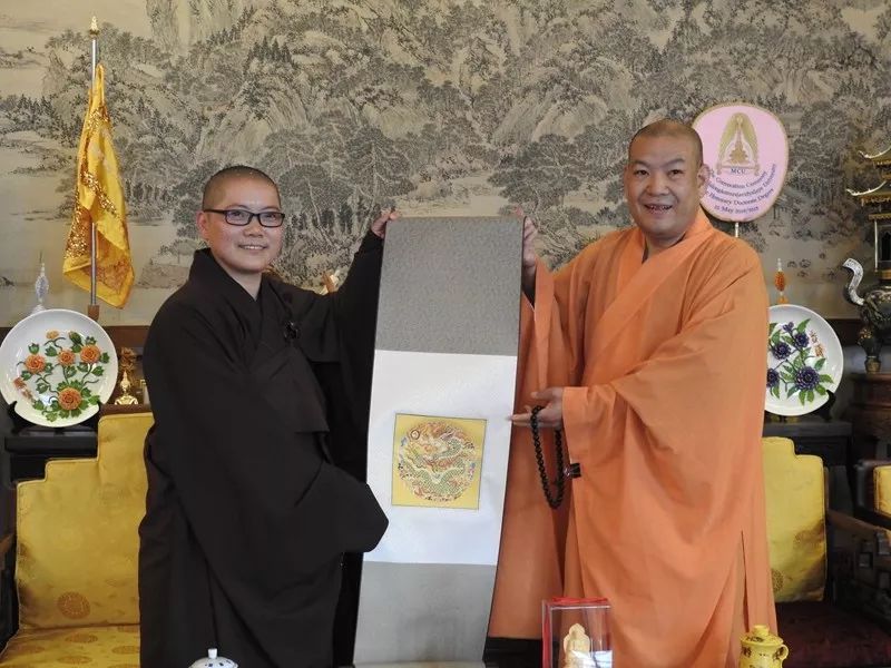 藏法师会见学院师生一行并互赠礼物参访潭柘寺,潭柘寺知客果了法师