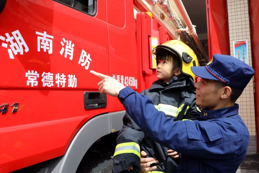 孩子們從看新聞了解消防英雄事蹟到走進消防站與消防員親密接觸,瞭解