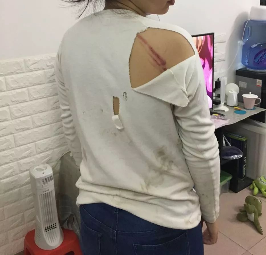 霸气衣服女撕烂图片