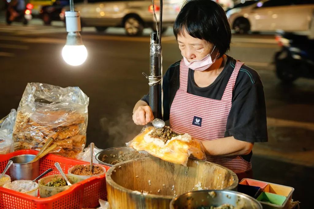 對於很多臺灣人來說,那些小推車上的飯糰就是心心念唸的古早味啊.