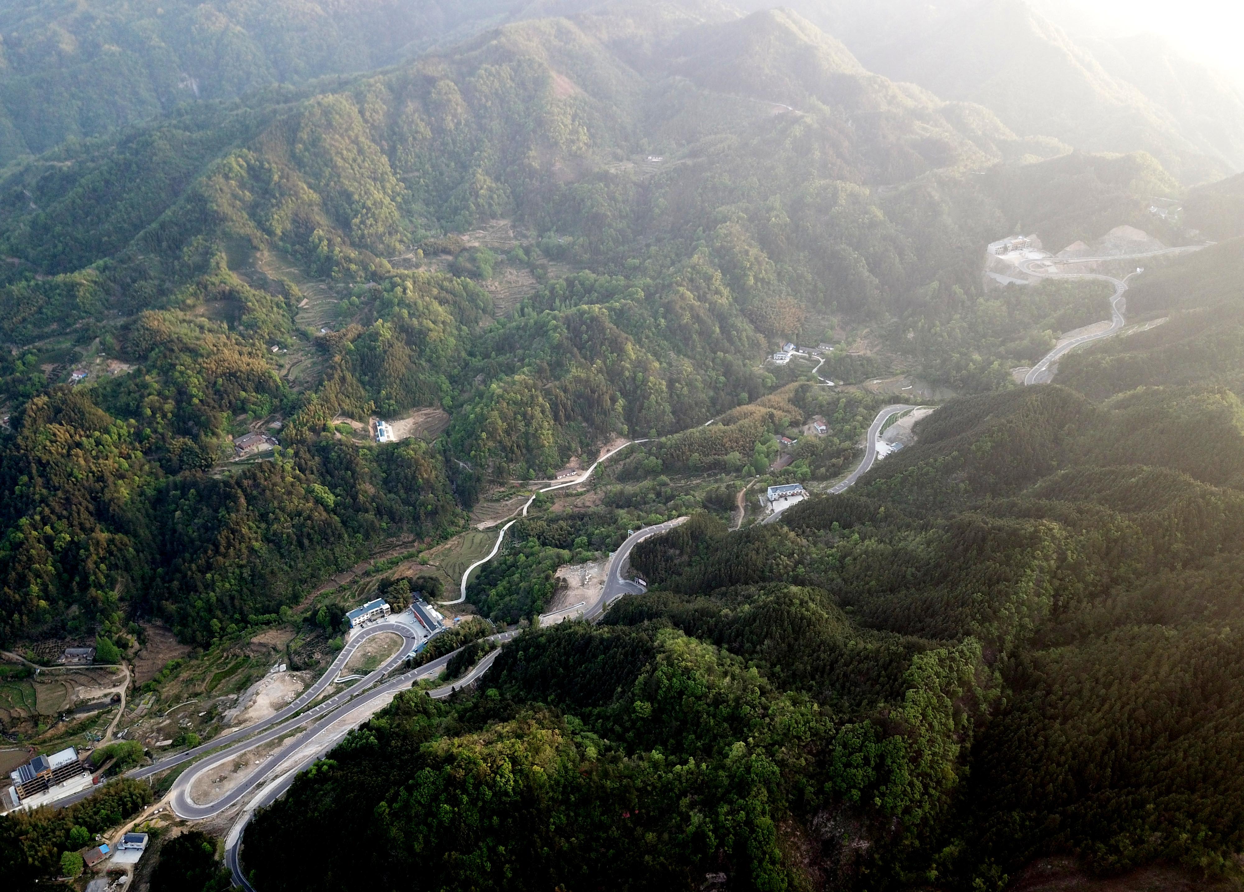 这是在霍山县太阳乡拍摄的大别山旅游扶贫快速通道(4月19日无人机拍摄