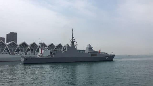 首艘參加閱兵的外國軍艦抵達青島:中國水兵列隊迎接_新加坡海軍