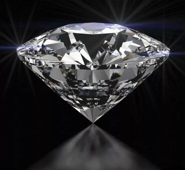 莫桑石全名為synthetic moissanite(合成碳化硅)是最新的鑽石模仿品.