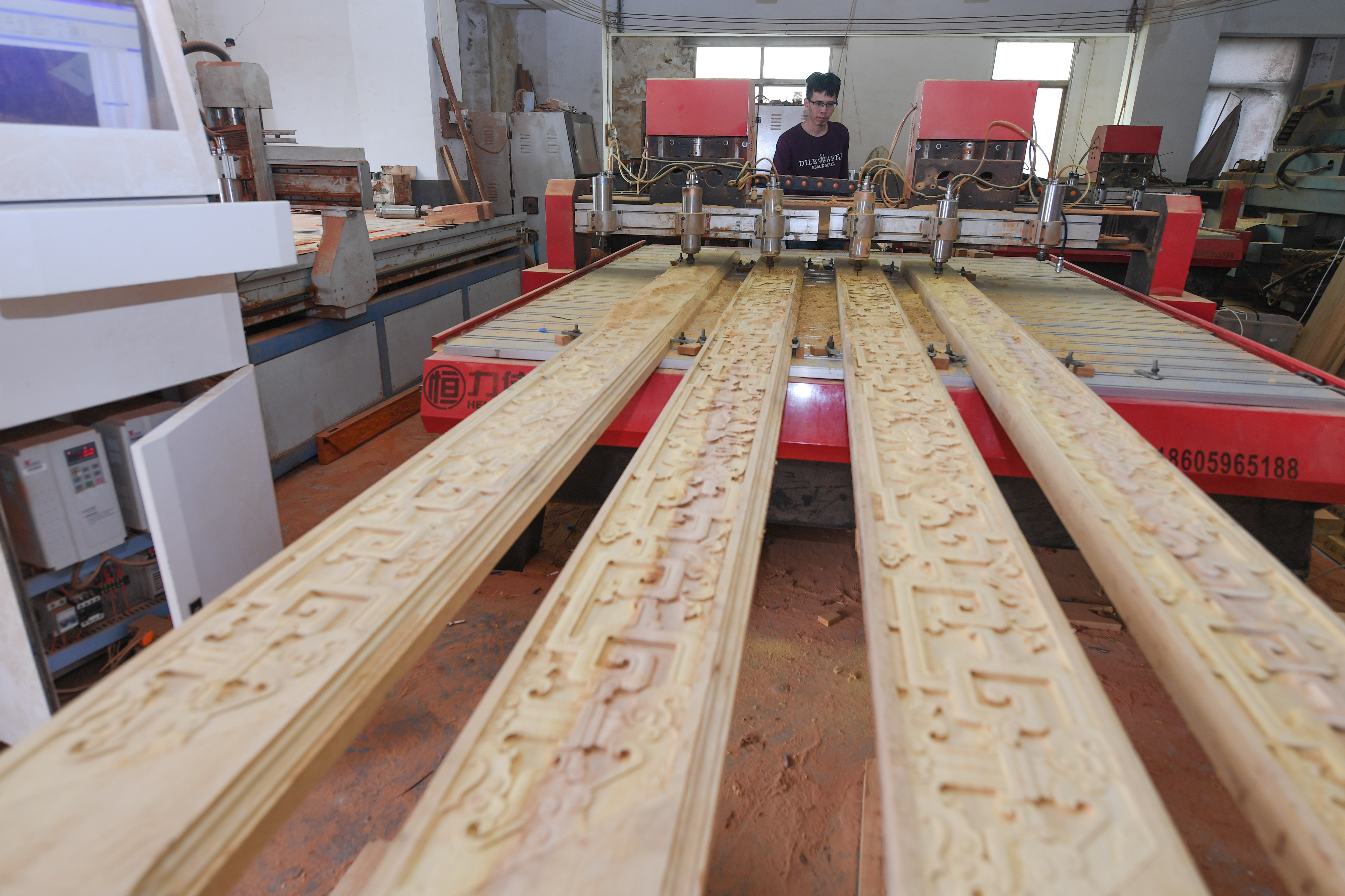 "专线改造"助力传统木雕村产业升级