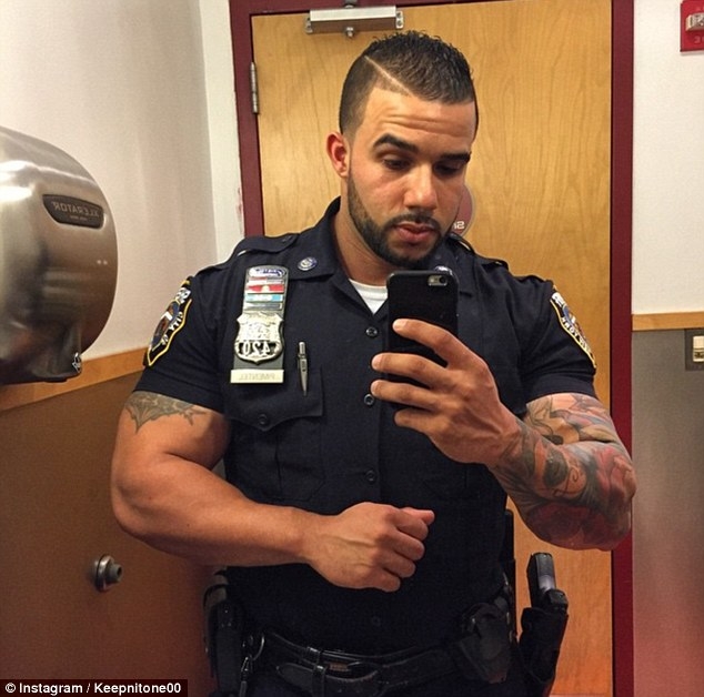纽约警察自拍大秀肌肉引民众呼喊求逮捕