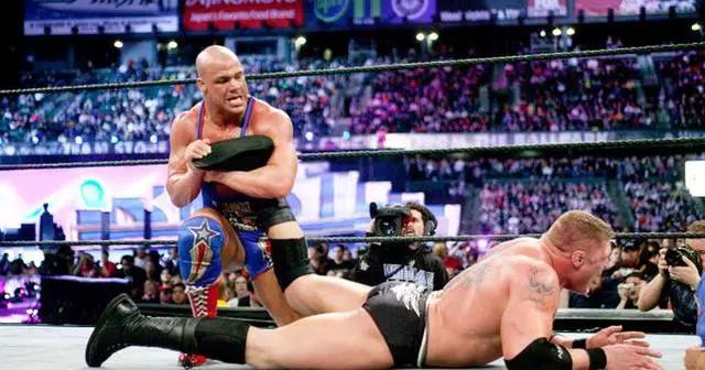 当时,比赛正按照剧情进行,冠军名将科特·安吉尔(kurt angle)接受参加