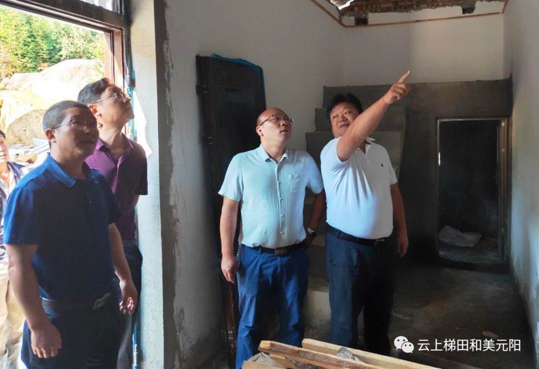 县委书记李维在纸厂地质灾害避让搬迁点调研李维一行实地走访调研了