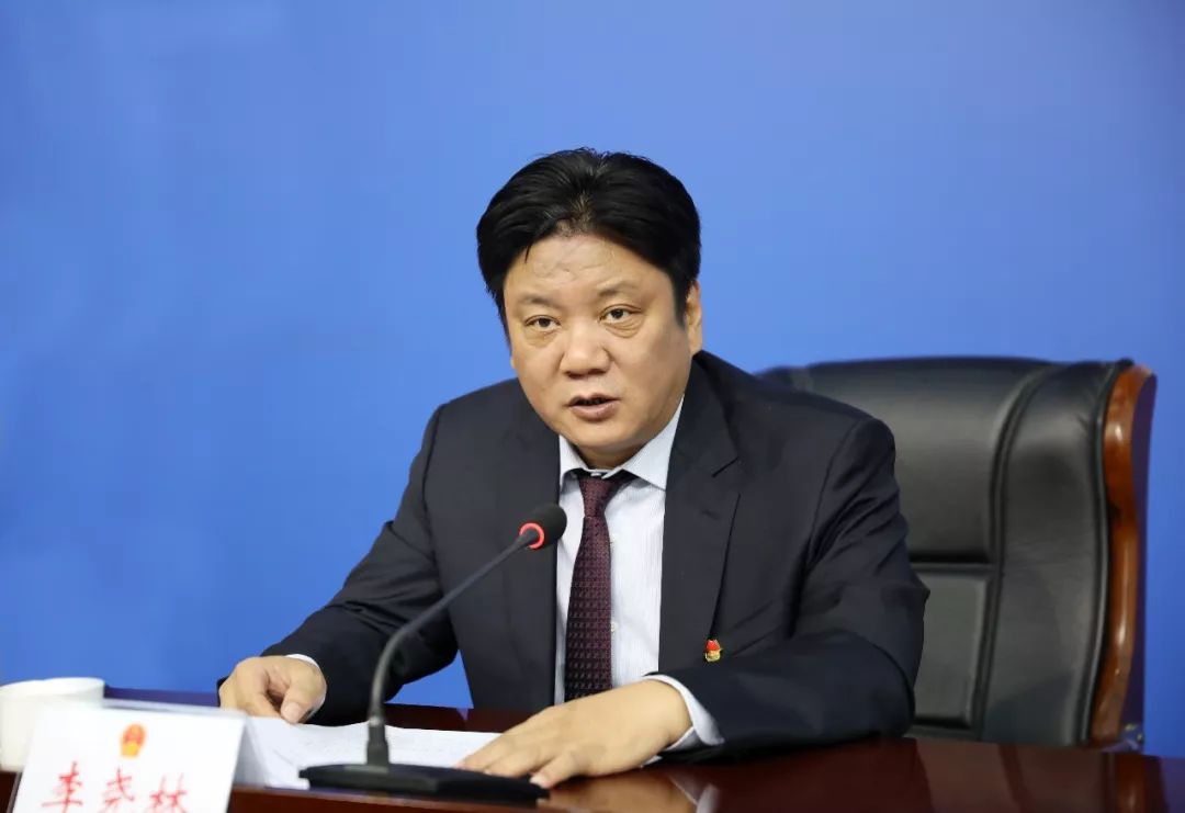 市农业局局长李尧林代表执法责任单位就贯彻实施法规进行表态发言.