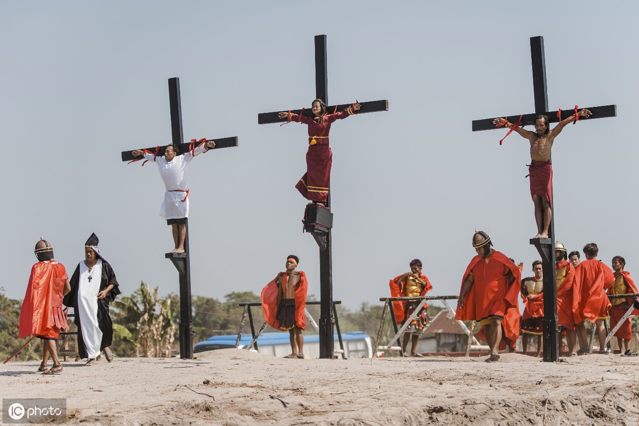 2019年4月19日天主教信徒在马尼拉目睹信徒被钉在十字架上