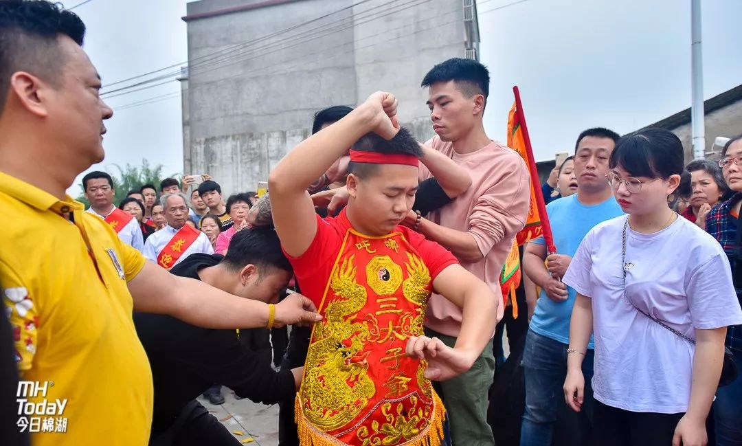 安仁村喜仁社今早举行大圣佛祖寿诞庆典乩童降乩保平安