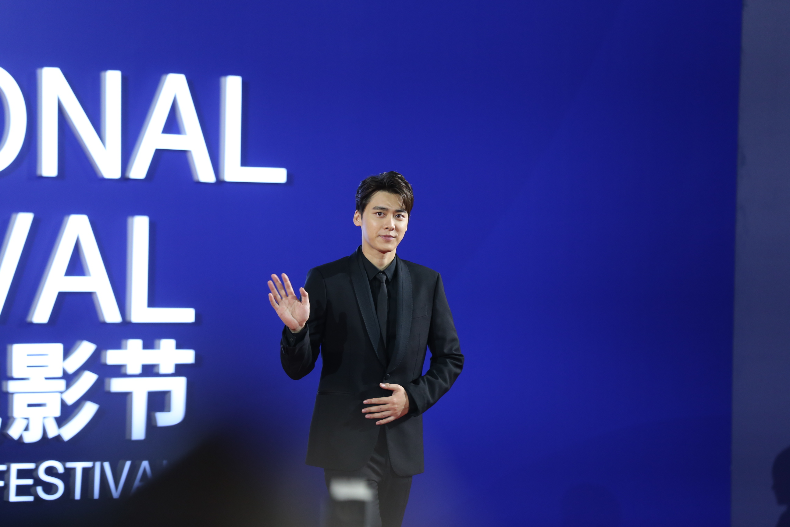 第九届北京国际电影节闭幕红毯星光熠熠,李易峰登场一身黑西装霸气