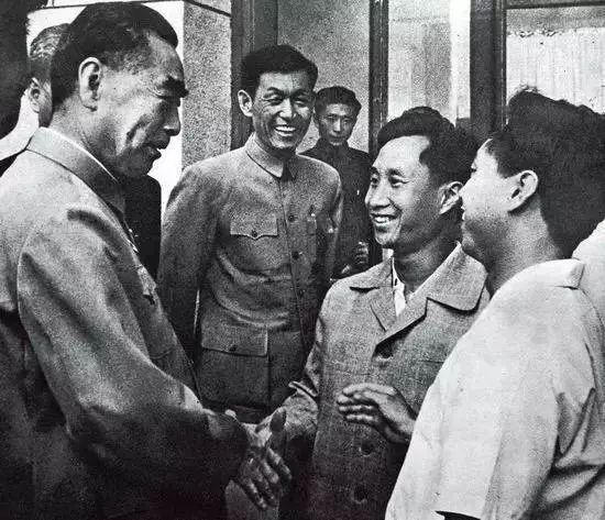 1966年,周总理接见陈镜开(右二)主创人员总监制:蔡小林总策划:李伟