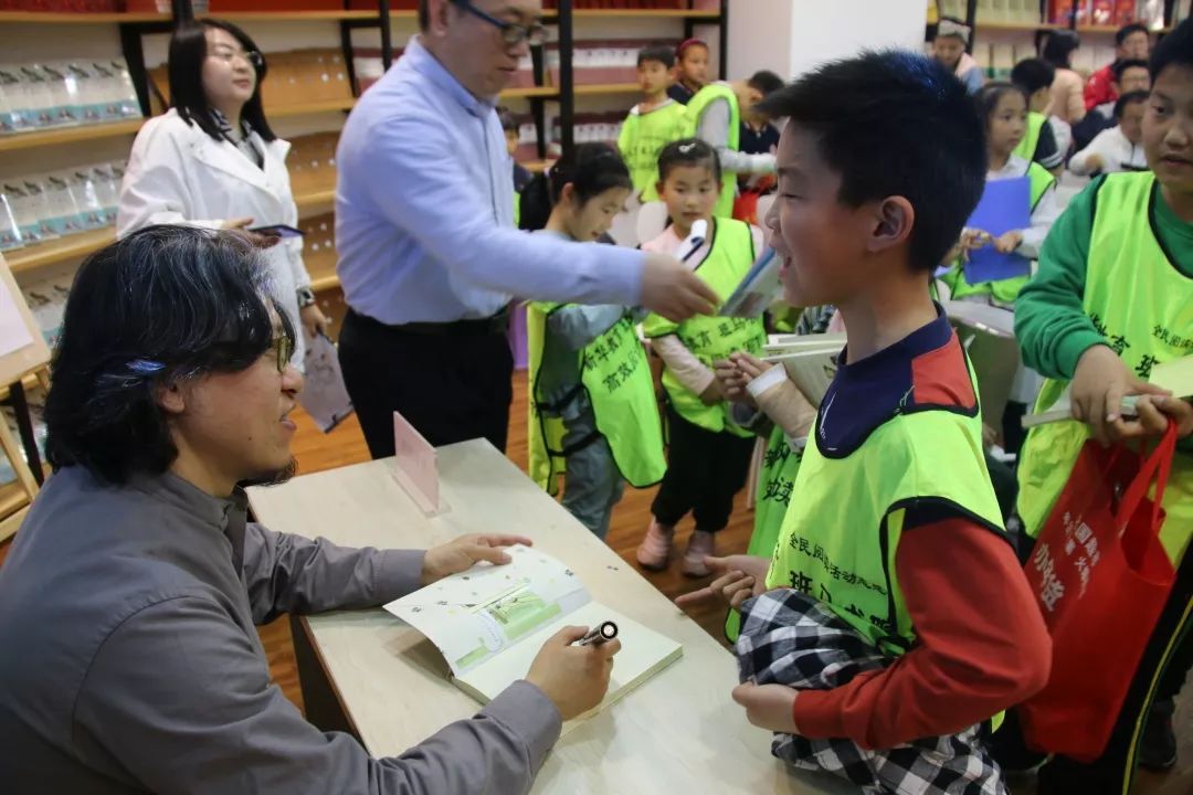 夏吉安老师和同学们合影留念收获满满参会的家长和同