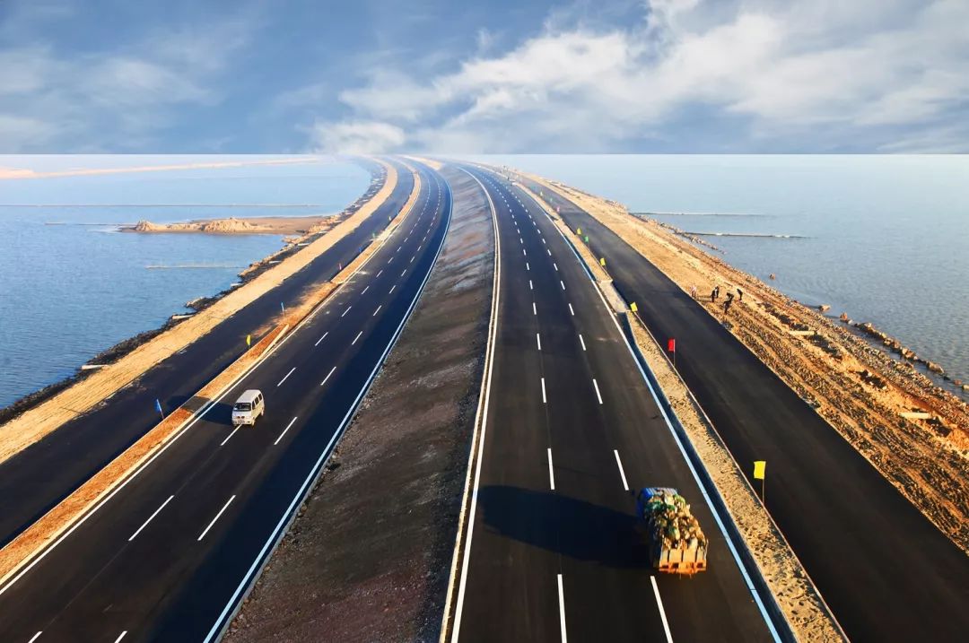 同年承建武咸公路改造项目——武汉一次性通车里程最长高架桥.