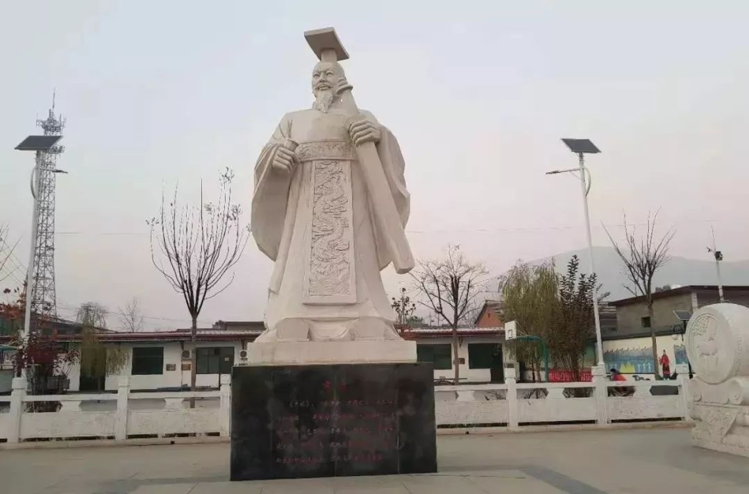 位于徐水釜山村的黄帝雕像前面我们谈到,伶伦与黄帝的特殊关系,谈到了