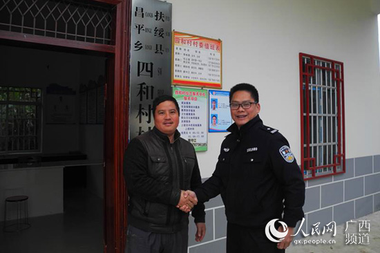 黄福振与昌平乡四和村村委副主任,副支书黄守江在联合成功调解纠纷后