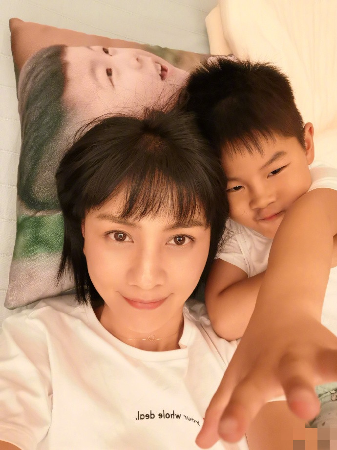 胡可晒与小鱼儿睡前合照,安吉不在拿抱枕来凑