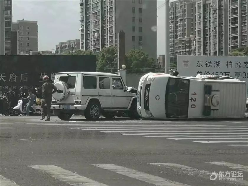 鄞州万达附近"救护车"被撞翻,四人受伤_宁波