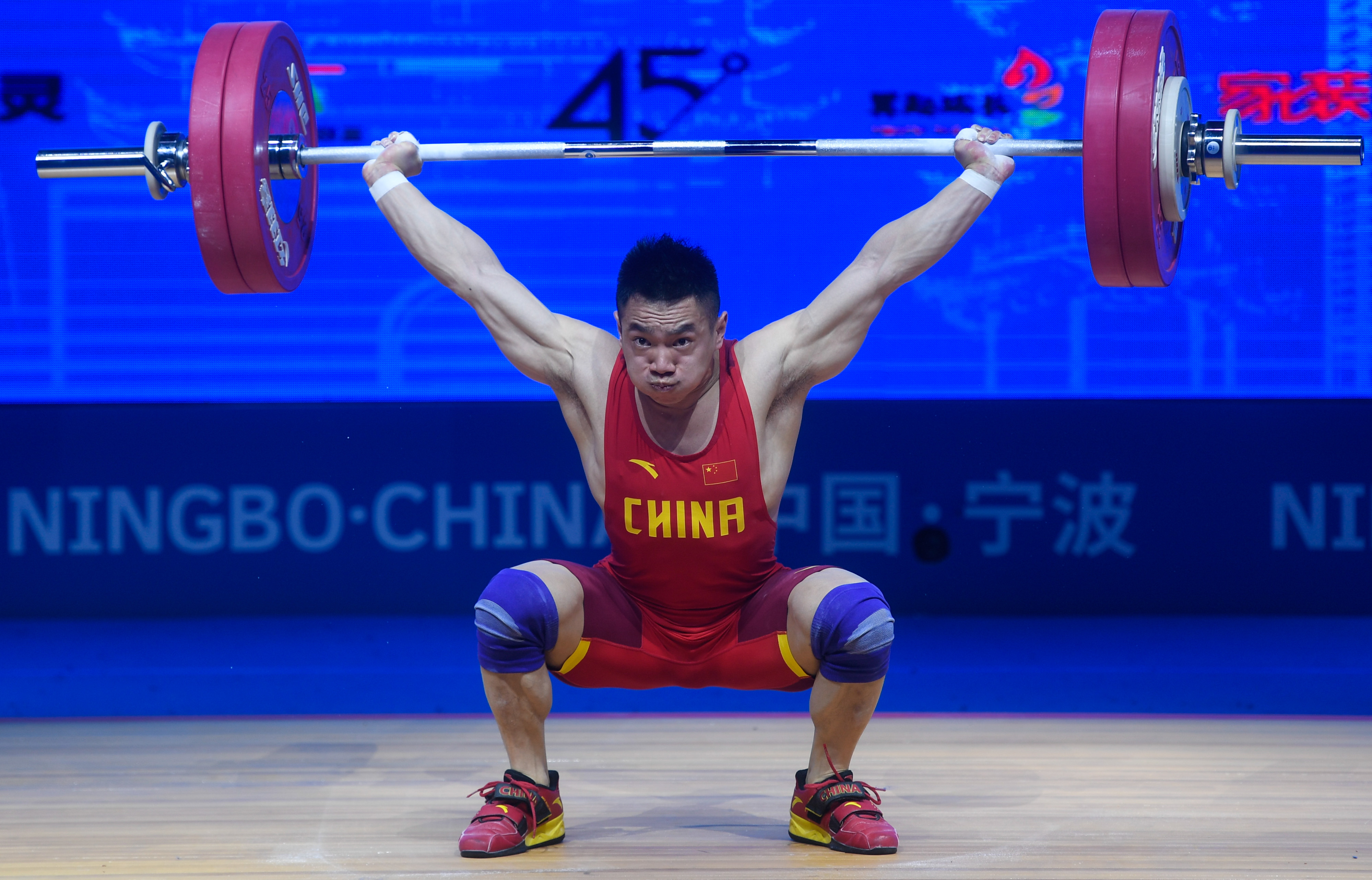 举重——亚锦赛:中国选手包揽男子61公斤级冠亚军