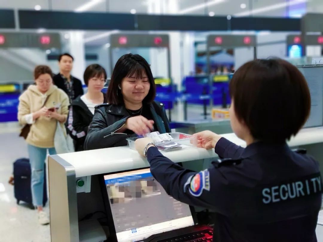 在重慶機場國際出發安檢區域,往往會遇到旅客這樣的詢問: