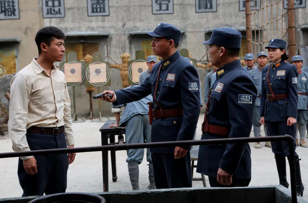 一次次冒死给国联调查团传递证据并辅助十九路军瓦解日本人的阴谋想