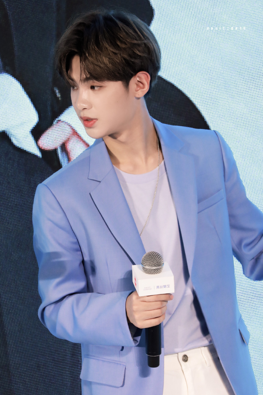 justin现身上海出席品牌活动今天是一颗天蓝色的小团子