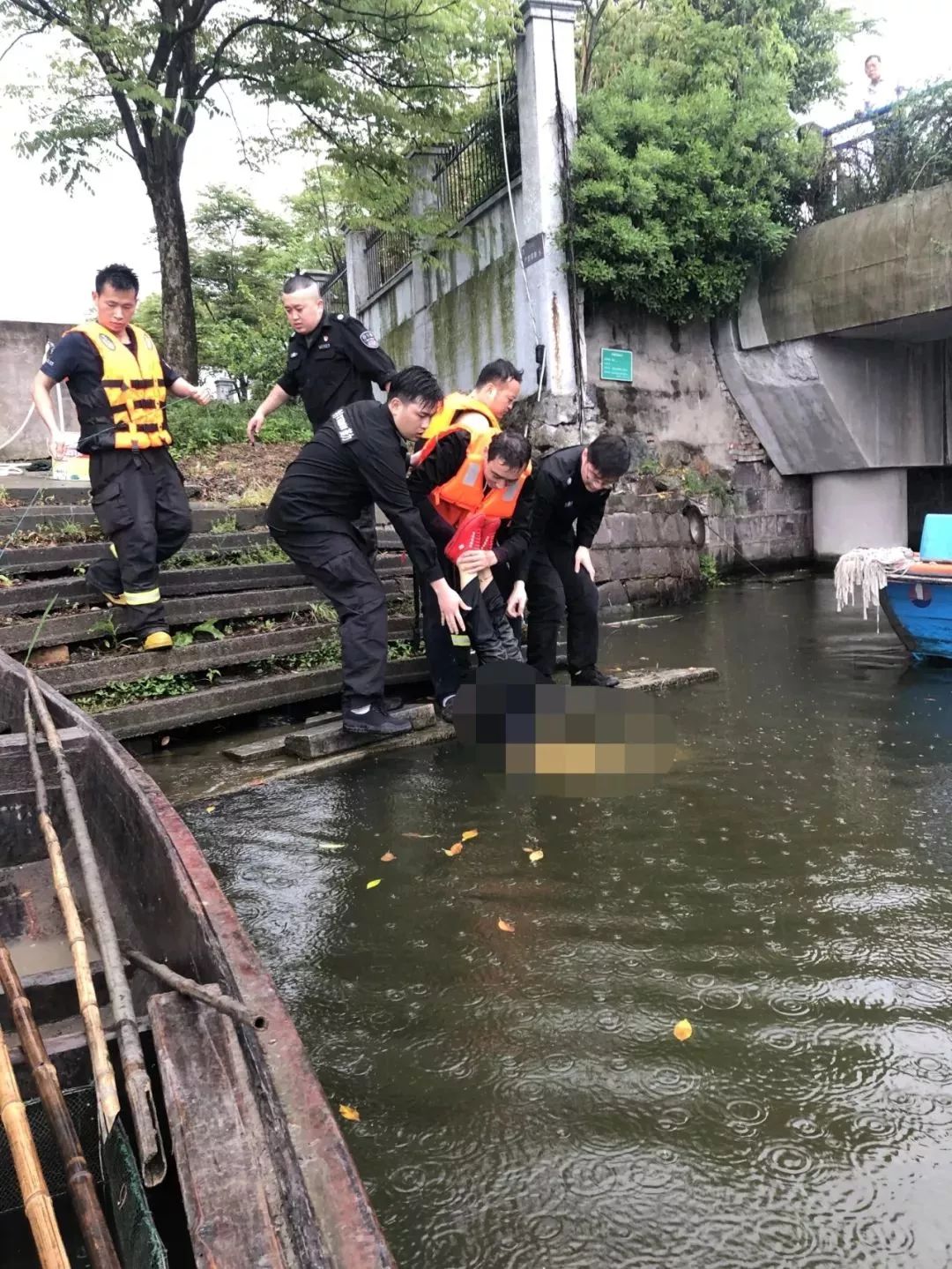 今天清晨宁波东钱湖一女子跳河身亡